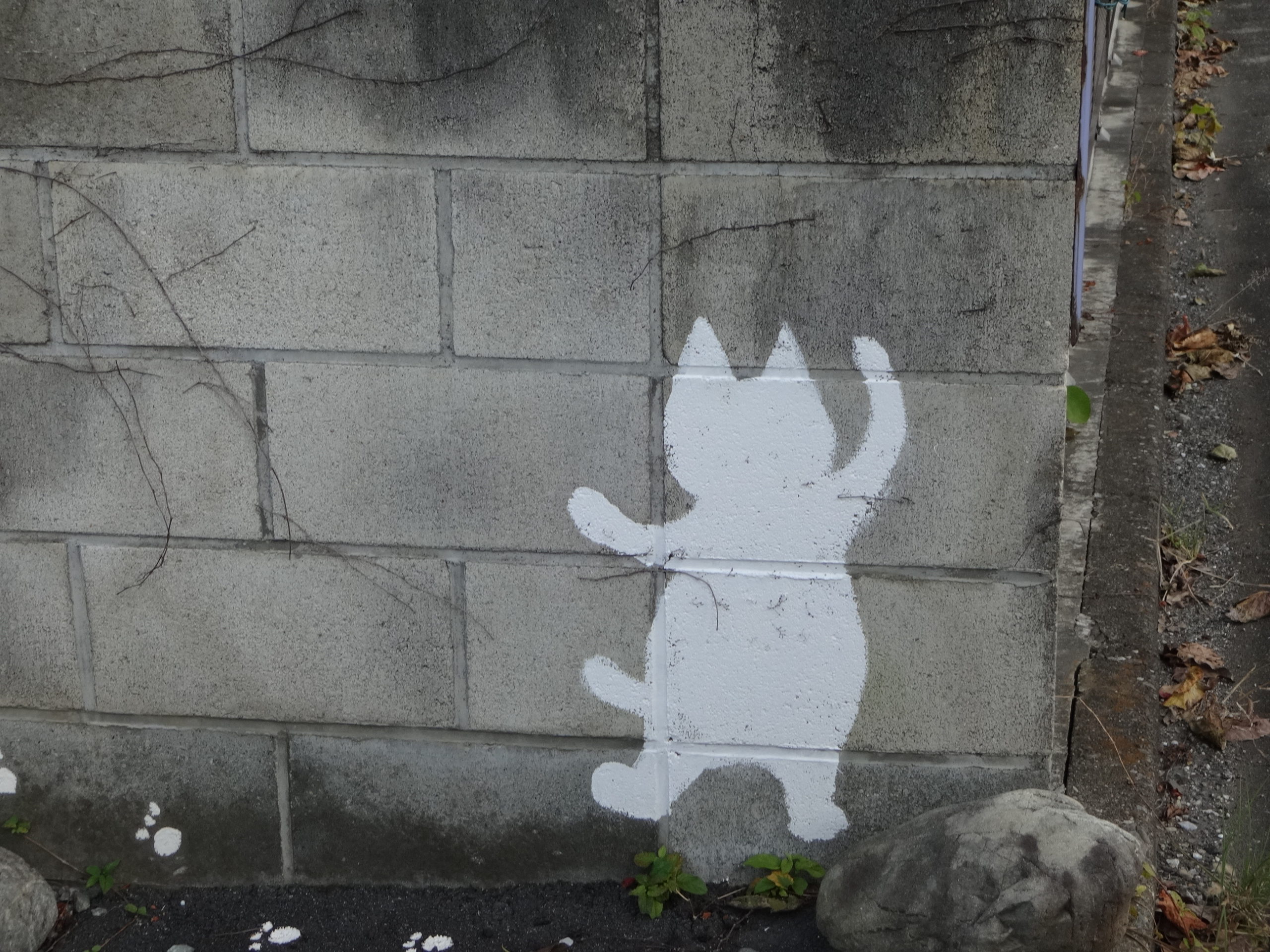 ブロック塀に描かれた猫
