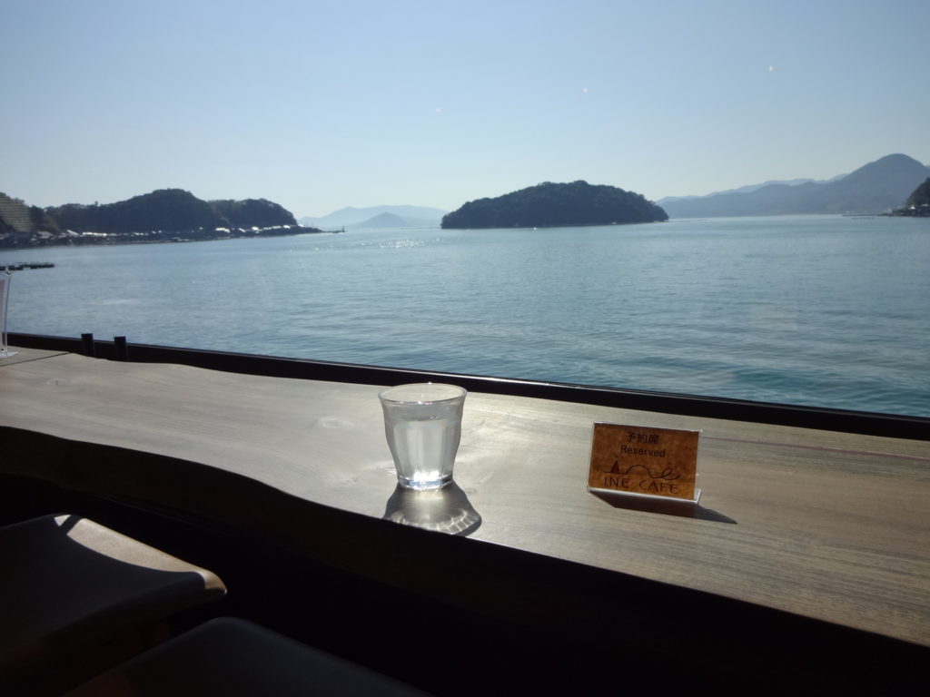 伊根カフェから海を眺める