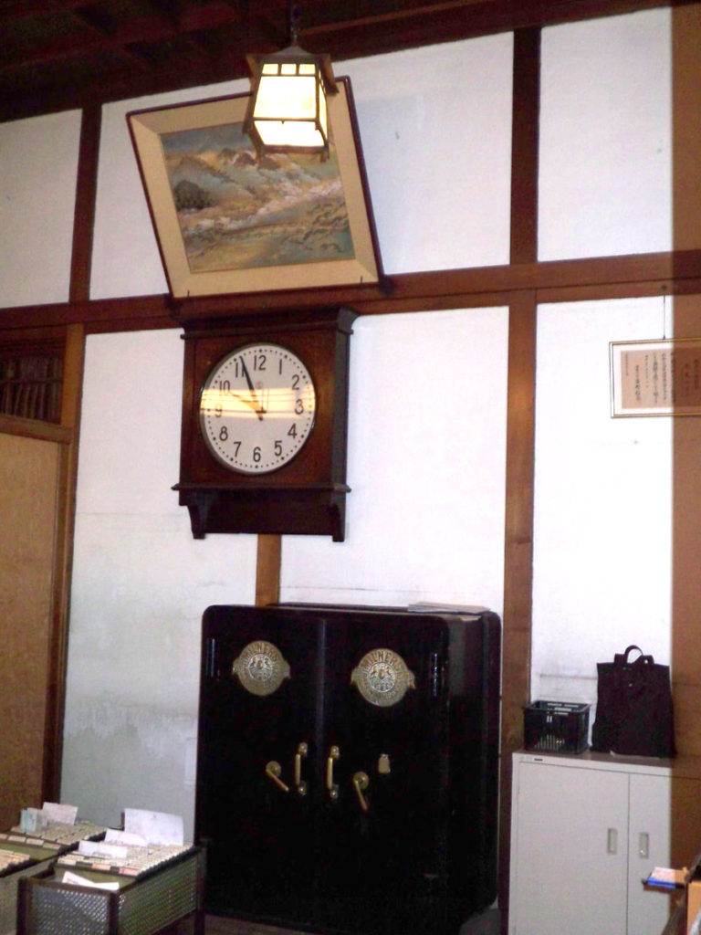 フロントの柱時計と金庫